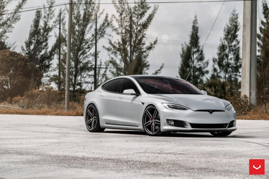  Tesla Model S on Vossen Wheels (HF-1) 2018 года  (фото 2 из 13)